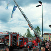 Bild vergrern: Viele Besucherinnen und Besucher interessierten sich fr die Fahrzeuge und die Arbeit der Feuerwehrleute der FF Maxhtte-Winkerling.