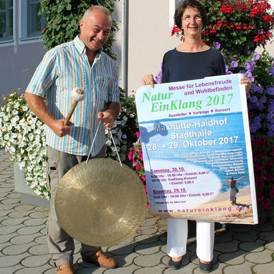 Bild vergrern: Das Bild zeigt Veranstalter Karl-Heinz Karmann mit 1. Brgermeisterin Dr. Susanne Plank bei der Vorstellung der Messe NaturEinKlang im Oktober 2017.
