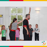 Bild vergrern: Kung Fu-Meister Christoph Kiener und Kollegin Nelly Polychronidis zeigen den Kindern, was zu tun ist, falls man von hinten angegriffen wird.