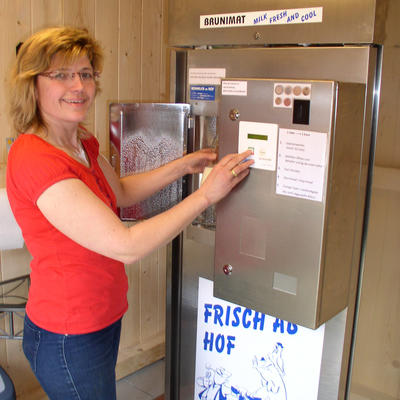 Bild vergrern: Die neue Schweizer Zapfanlage liefert fr einen Euro einen Liter Frischmilch. Lidwina Weilhammer zapft probeweise ab. 