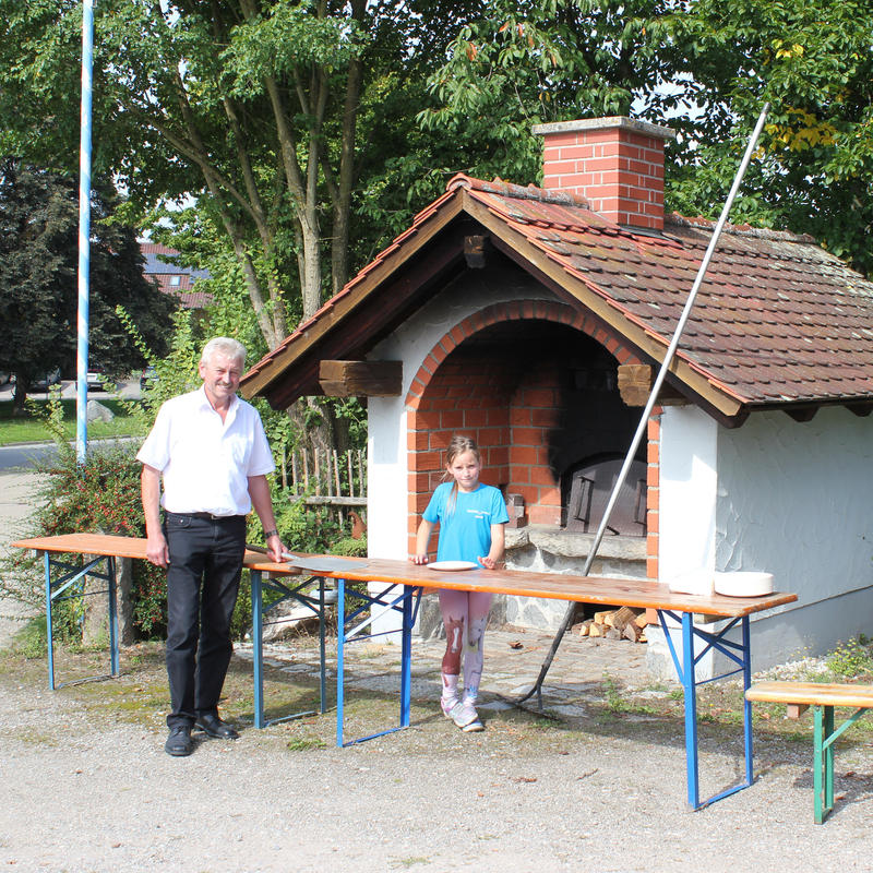 Dritter Bürgermeister Josef Schmid besuchte die Kinder beim Pizzabacken in Meßnerskreith