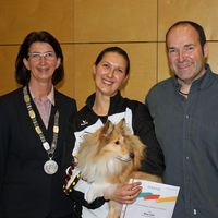 Bild vergrern: Sportlerehrung 2015 mit (von links) 1. Brgermeisterin Dr. Susanne Plank, Sina Just mit Hund Gum und Frank Bhm.