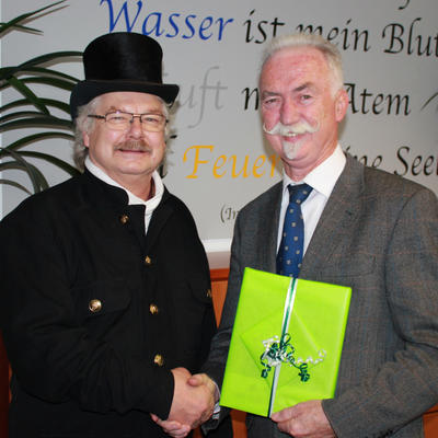 Bild vergrern: Glcksbringer Berthold Kick geht in den Ruhestand: Zweiter Brgermeister Franz Brunner (links) dankte Berthold Kick.