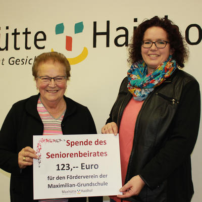 Bild vergrern: Seniorenbeirtin Irmgard Gietl (links), Initiatorin der Spendenaktion, berreichte nun das Geld an die Vorsitzende des Frdervereins Martina Seidl.