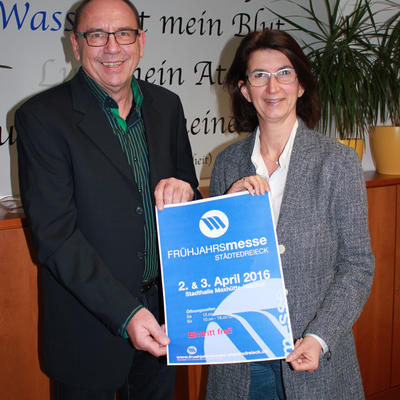 Bild vergrern: Das Bild zeigt den Organisator Roland Konopisky (links)  zusammen mit 1. Brgermeisterin der Stadt Maxhtte-Haidhof Dr. Susanne Plank bei der Vorstellung des Messeplakates im Rathaus.