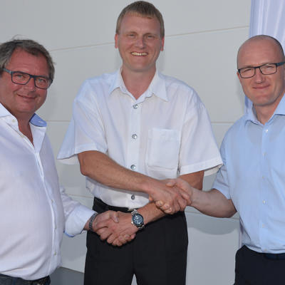 Bild vergrern: Dritter Brgermeister Rudlf Seidl (Mitte) gratulierte den neuen Geschftsfhrern Thomas Pirzer und Joachim Laske.