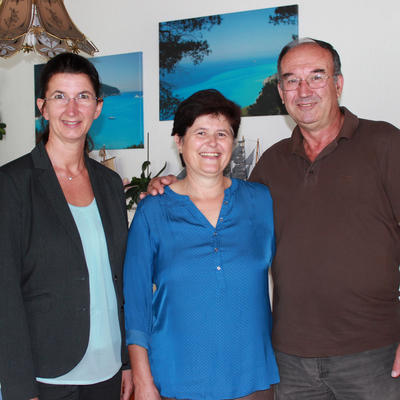 Bild vergrern: Erste Brgermeisterin Dr. Susanne Plank (links) begrte Chrysoula und Athanasios Mangiras in ihrer 