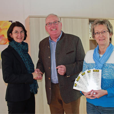 Bild vergrern: Das Bild zeigt von links 1. Brgermeisterin Dr. Susanne Plank, Taxi-Unternehmer Walter Stauber und seine Mitarbeiterin Elfriede Heinrich.