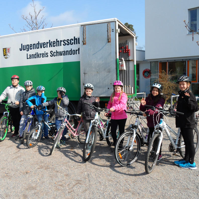Maximilian-Grundschule Maxhütte-Haidhof: Fahrradfahren will gelernt sein.