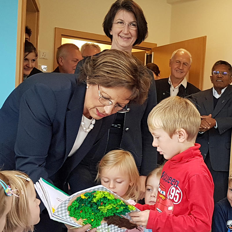 Ministerin Emilia Müller hat sich von den Kindern beeindrucken lassen.