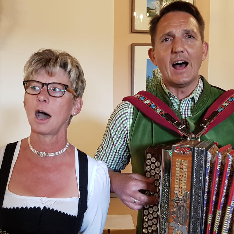 Viel Freude bereitete das Ehepaar Manuela und Gerhard Schneeberger mit ihren Liedern den Senioren im Clemenshaus.