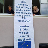 Bild vergrern: Die letzten Vorbereitungen laufen. Erste Brgermeisterin Dr. Susanne Plank (links) und ihre Mitarbeiterin Angelika Niedermeier bringen die Liedtexte am Rathaus noch an.