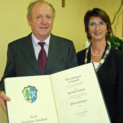 Bild vergrößern: Ehrenbürger Rudolf Schels erhält die Ehrenbürgerurkunde