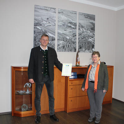 Bild vergrößern: Das Foto zeigt den Ersten Bürgermeister der Stadt Maxhütte-Haidhof (links) zusammen mit der Leiterin der Steuerungsgruppe Fairtrade Region Städtedreieck, Frau Christine Luber (rechts) vom Eine-Welt-Laden Teublitz.