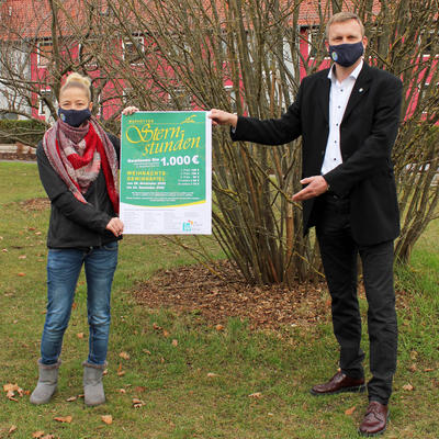 Bild vergrern: Maxhtter Sternstunden 2020: Vorsitzende Julia Krempl zeigt mit Erstem Brgermeister Rudolf Seidl das Werbeplakat.