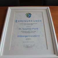 Bild vergrern: Die Urkunde machte die Ernennung zur Altbrgermeisterin von Dr. Susanne Plank offiziell.