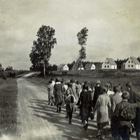 Bild vergrern: Das Stadtarchiv erzhlt: Vor 160 Jahren - Eine Schule fr Maxhtte-Haidhof: Ein Schulausflug entlang der August-Henkel-Strae in den 1930er Jahren.