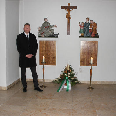 Bild vergrern: Erster Brgermeister Rudolf Seidl vor dem Kriegerdenkmal in der Kirche St. Josef in Rappenbgl