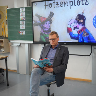 Bild vergrern: Erster Brgermeister Rudolf Seidl liest in der Maximilian-Grundschule zum bundesweiten Vorlesetagaus dem Buch 