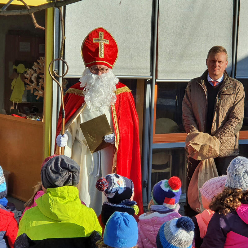Der Heilige Nikolaus besuchte zusammen mit Erstem bürgermeister Rudolf Seidl die Kindertagesstätten im Stadtgebiet. und brachte Geschenke mit.