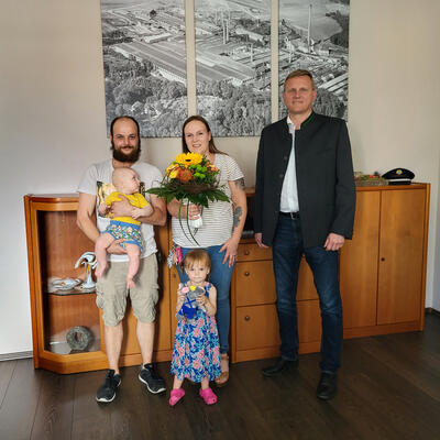 Bild vergrern: Erster Brgermeister Seidl (rechts) berreichte an Lisa Schwinghoff (Mitte) einen Blumenstrau zur Begrung als 12.000ste Einwohnerin