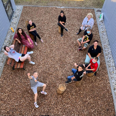 Bild vergrößern: Sonderpädagogisches Förderzentrum Maxhütte-Haidhof gestaltet Klassenzimmer im Freien