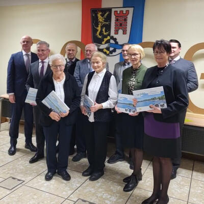 Bild vergrößern: Irmgard Gietl (3.v. links) und Ute Hierl (nicht am Foto) erhielten beide einen Bildband des Landkreises Schwandorf für ihre Arbeit als stellvertretende Vorsitzende im Landkreis-Seniorenbeirat.