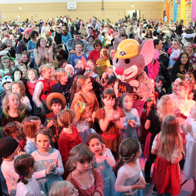 Bild vergrern: Das Bild zeigt die MAXI-Maus mit den Kindern beim Bonbon-Tanz.