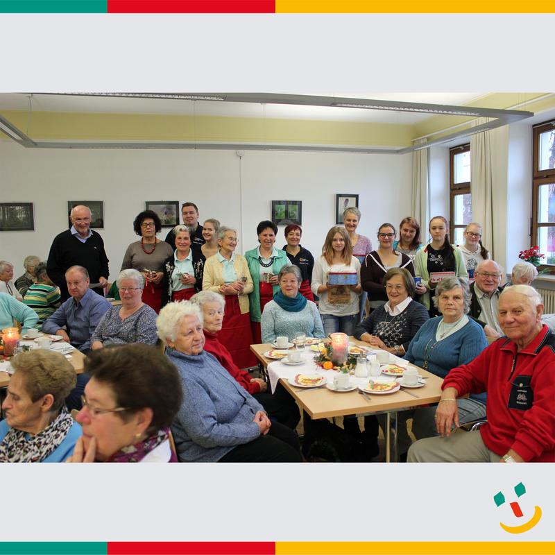 Das Foto zeigt die Schülerinnen der Mittelschule Maxhütte-Haidhof mit ihrer Lehrkraft Doris Leichtenberger und die Helfer beim Seniorenfrühstück mit Stadtrat Josef Stadlbauer.