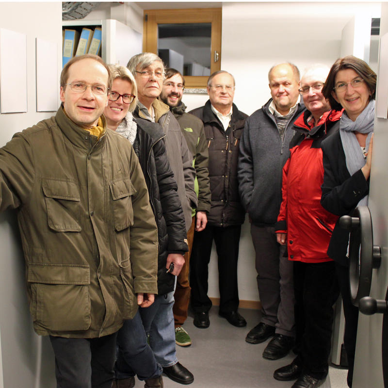 Archivpfleger-Treffen in Maxhütte-Haidhof: Archivar Dr. Thomas Barth (links) führte die Teilnehmer des Archivpfleger-Treffens durch die renovierten Räume des Stadtarchivs in Maxhütte-Haidhof. 