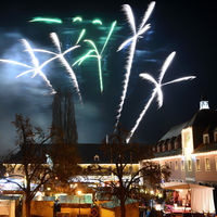 Bild vergrößern: Alle Blicke der Weihnachtsmarktbesucher gingen beim Feuerwerk in eine Richtung - gen Himmel.