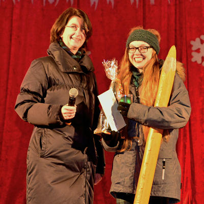 Bild vergrern: Das Bild zeigt 1. Brgermeisterin Dr. Susanne Plank (links) zusammen mit der Gewinnerin des Gedichte-Wettbewerbes, Kategorie Erwachsene, Simone Bauer.
